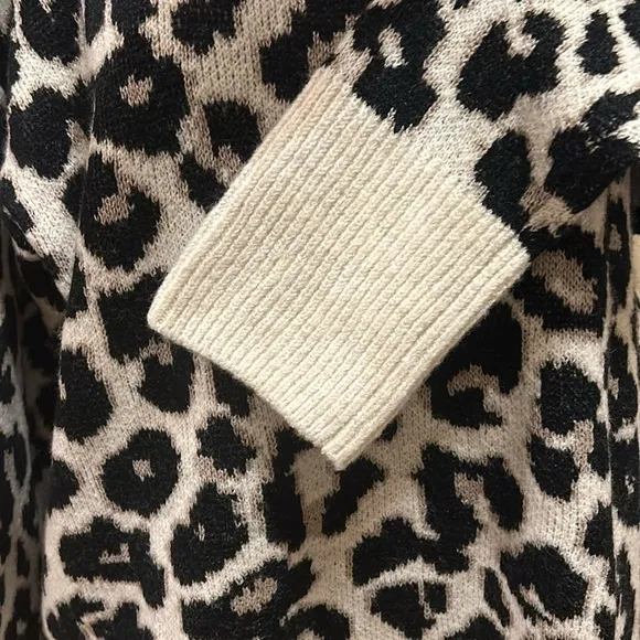 VINCE  CAMUTO Crew Neck PulloverLeopard Print Long Sleeve Sweater Women’s Medium