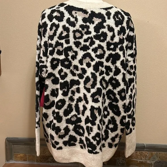 VINCE  CAMUTO Crew Neck PulloverLeopard Print Long Sleeve Sweater Women’s Medium
