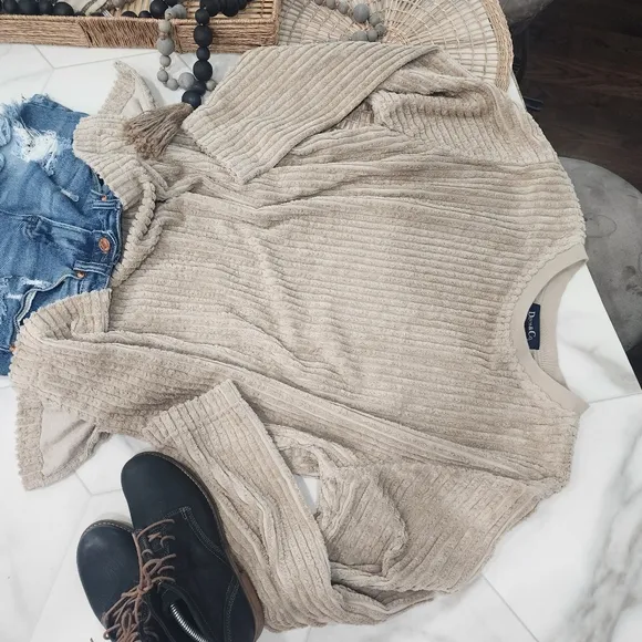 Vintage [DENIM &amp; CO] unisex-  size Large long  sleeve, boxy  ribbed tan sweater!
