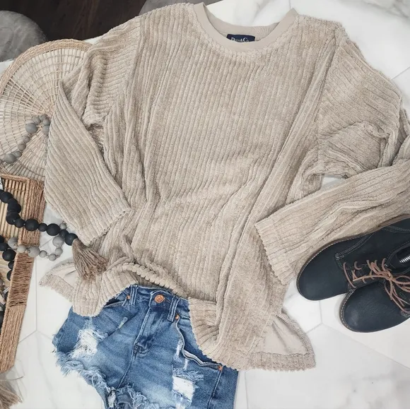Vintage [DENIM &amp; CO] unisex-  size Large long  sleeve, boxy  ribbed tan sweater!