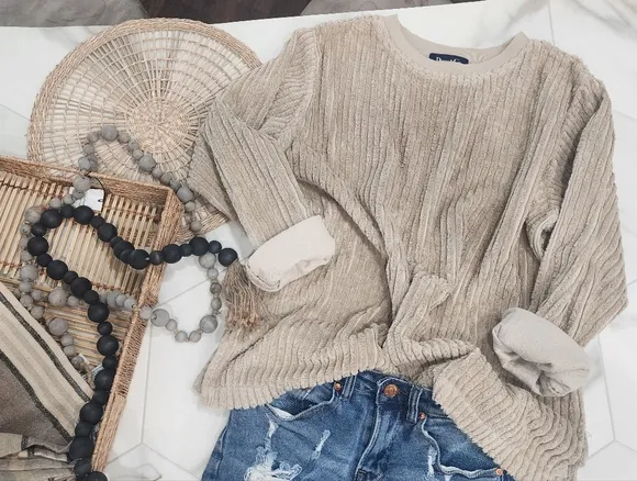Vintage [DENIM &amp; CO] unisex-  size Large long  sleeve, boxy  ribbed tan sweater!