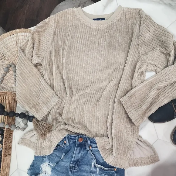 Vintage [DENIM &amp; CO] unisex-  size Large long  sleeve, boxy  ribbed tan sweater!