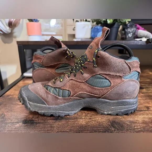 Vintage ish Nike acg caldera hiking boots size 9
