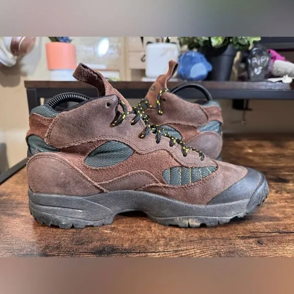 Vintage ish Nike acg caldera hiking boots size 9