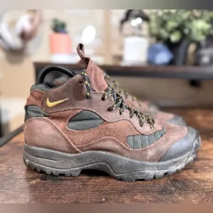 Vintage ish Nike acg caldera hiking boots size 9