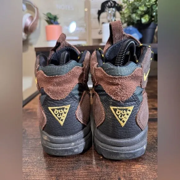 Vintage ish Nike acg caldera hiking boots size 9