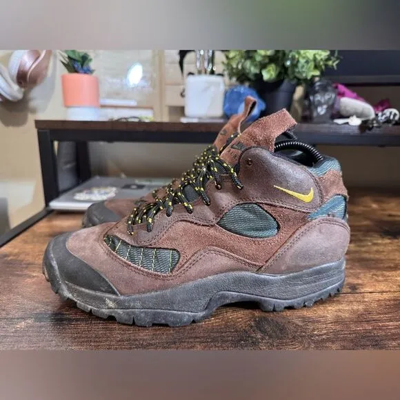 Vintage ish Nike acg caldera hiking boots size 9