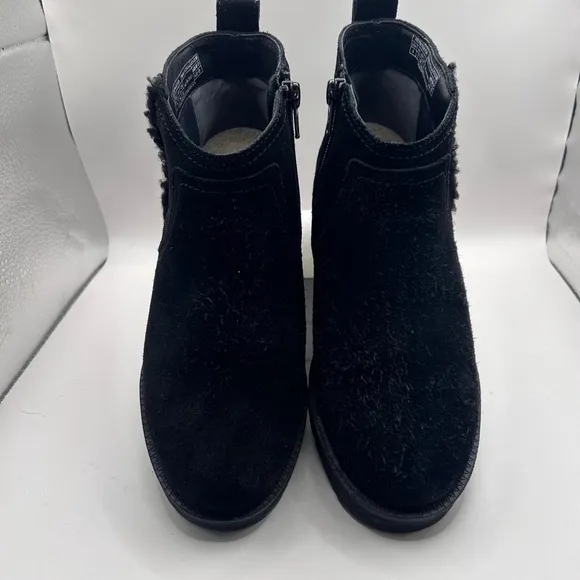 vionicVionic Black suede ankle boots 5M NIB