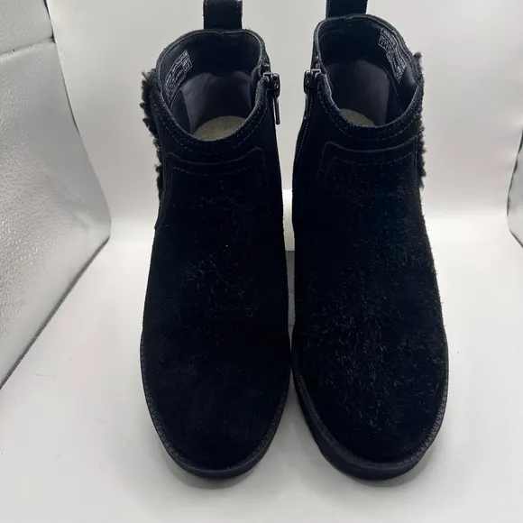 vionicVionic Black suede ankle boots 5M NIB