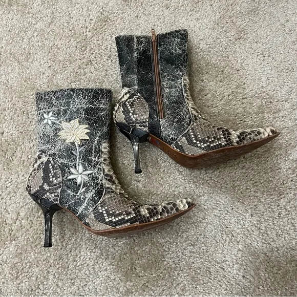 White Diamonds Boots High Heel Heeled Western Cowgirl Women Size 6 Belt Included