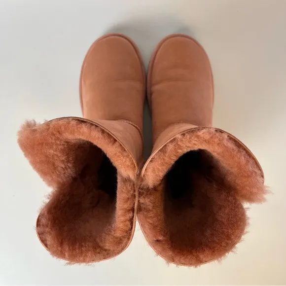 Women’s Pink Ugg Boots size 6 Bailey Button Classic Short Shearling Bootie