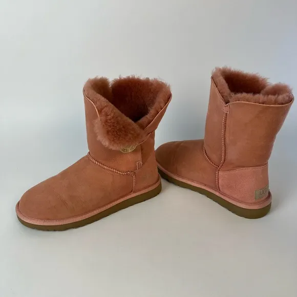 Women’s Pink Ugg Boots size 6 Bailey Button Classic Short Shearling Bootie