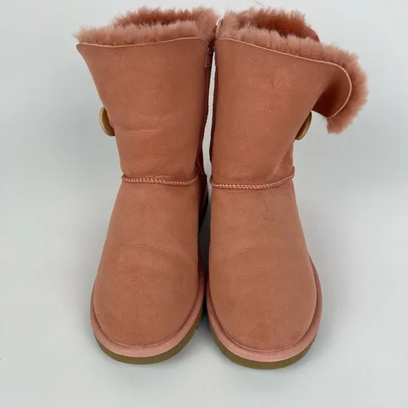 Women’s Pink Ugg Boots size 6 Bailey Button Classic Short Shearling Bootie
