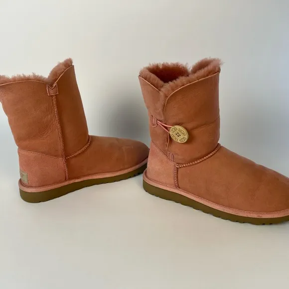 Women’s Pink Ugg Boots size 6 Bailey Button Classic Short Shearling Bootie