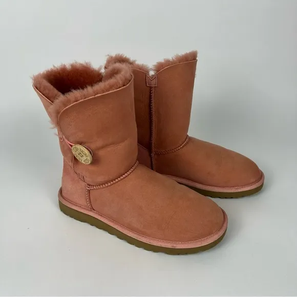 Women’s Pink Ugg Boots size 6 Bailey Button Classic Short Shearling Bootie