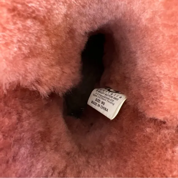 Women’s Pink Ugg Boots size 6 Bailey Button Classic Short Shearling Bootie