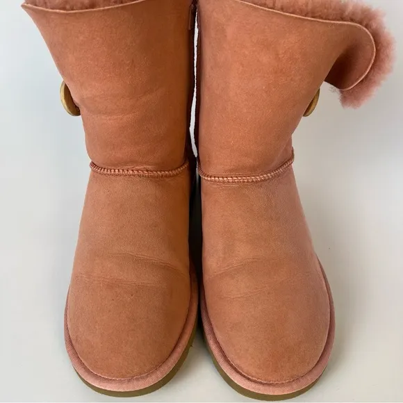 Women’s Pink Ugg Boots size 6 Bailey Button Classic Short Shearling Bootie