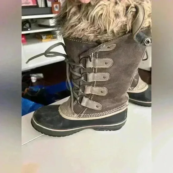 Women’s Size 6 Sorel Joan of Arctic Winter Boots in Grey