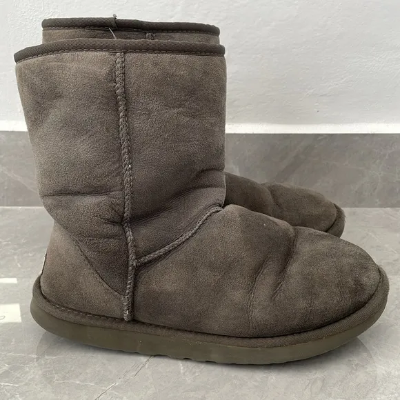 Women's UGG Classic Short Boots Size 9