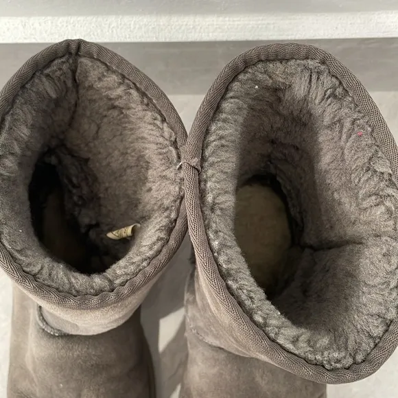 Women's UGG Classic Short Boots Size 9