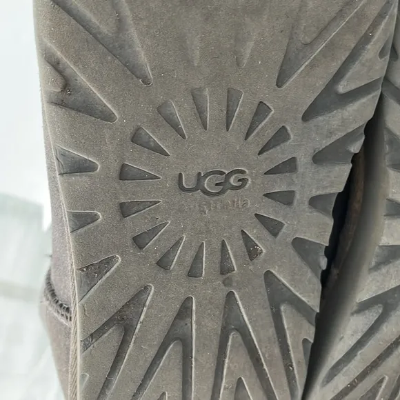 Women's UGG Classic Short Boots Size 9