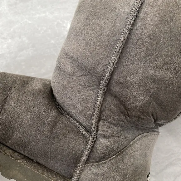 Women's UGG Classic Short Boots Size 9