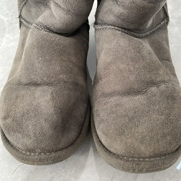 Women's UGG Classic Short Boots Size 9