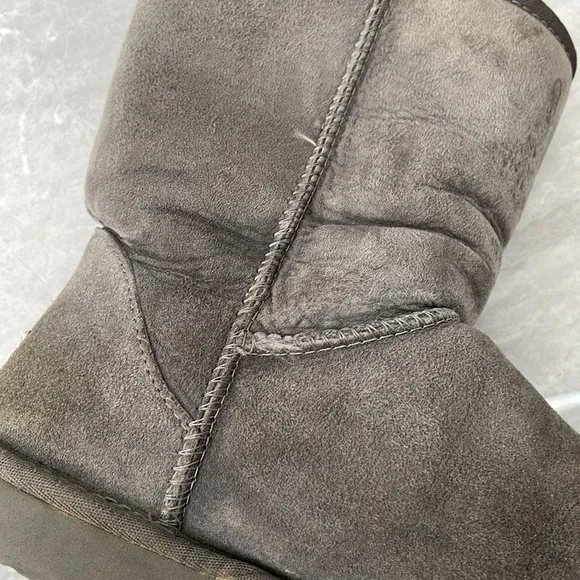 Women's UGG Classic Short Boots Size 9