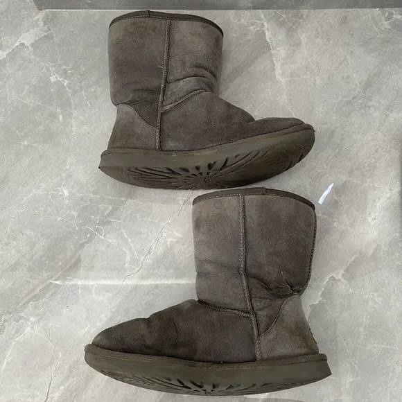 Women's UGG Classic Short Boots Size 9