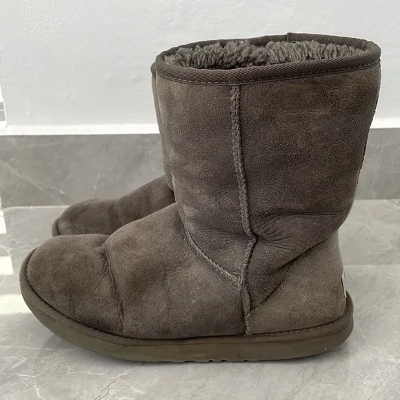 Women's UGG Classic Short Boots Size 9