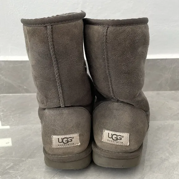 Women's UGG Classic Short Boots Size 9