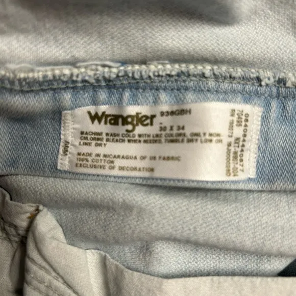 Wrangler • 1990’s • Women • Size 30 x 34 • Denim • Blue 2 Tone Bell Bottom Jeans