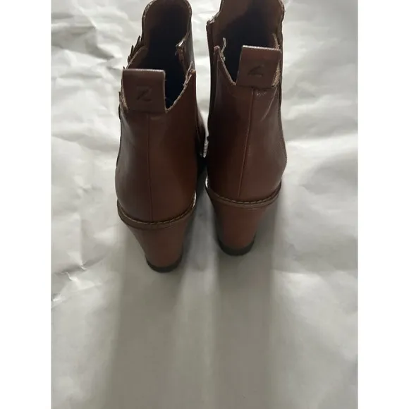 Zodiac Women Julia Brown Leather Wedge Ankle Platform Boots size 9 NWOB Tan