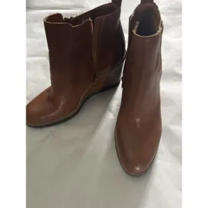 Zodiac Women Julia Brown Leather Wedge Ankle Platform Boots size 9 NWOB Tan